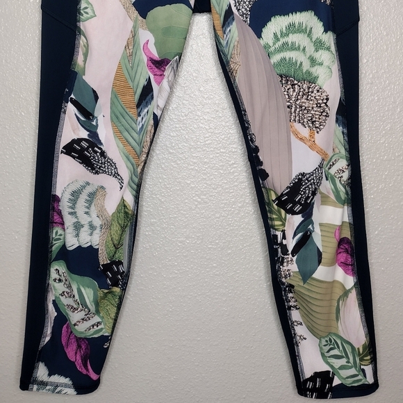 Athleta Women's Leaf Print Active Running Athletic Cropped Leggings - Picture 4 of 15